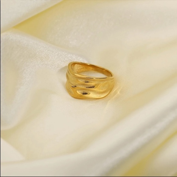 #22 𝅺NEW Minimalist Hammered 18K Gold Plated Ring - Picture 3 of 9